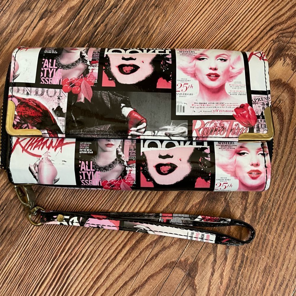 NWOT Magazine print wristlet wallet